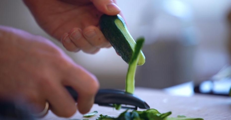 Свежий салат с огурцом и кукурузой