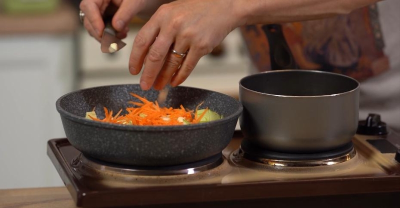 Жареные овощи с мясным соусом