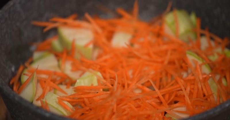 Жареные овощи с мясным соусом