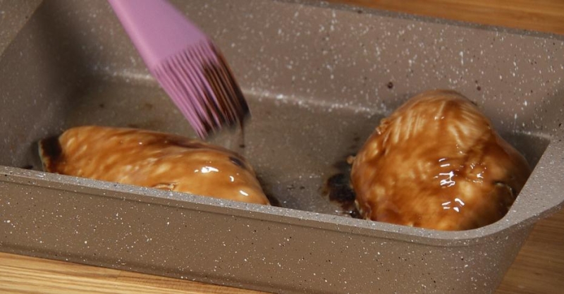 Куриная грудка в глазури с цветной капустой и овощными роллами