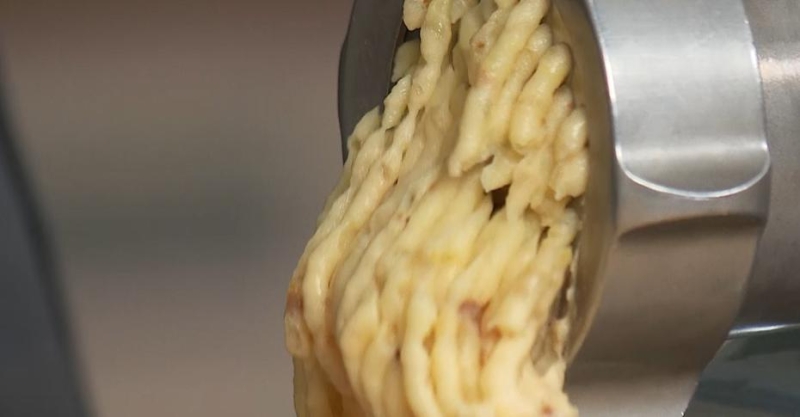 Форшмак с зелёным яблоком и красной икрой