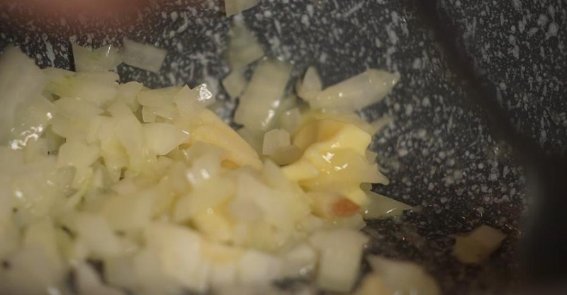 Жареные овощи с мясным соусом