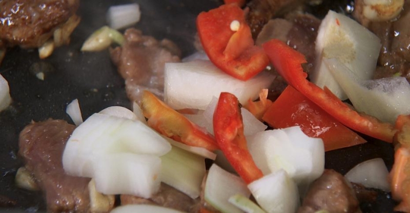 Острая свинина с овощами и арахисом