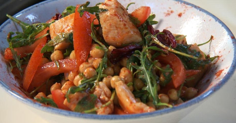 Тунисский салат с курицей и нутом
