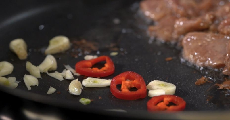 Острая свинина с овощами и арахисом