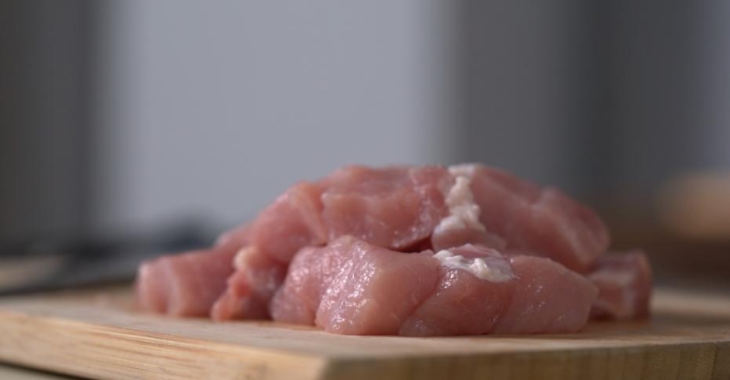 Свиные шашлычки в греческом стиле на шпажках