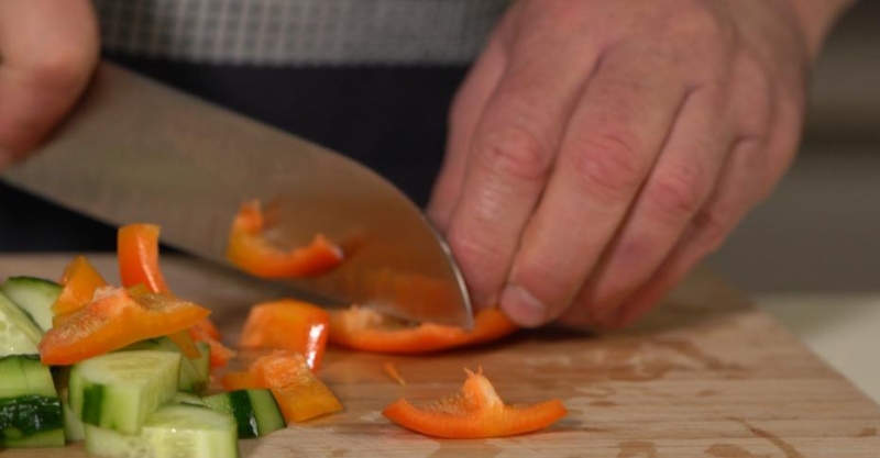 Салат из орзо с овощами и специями