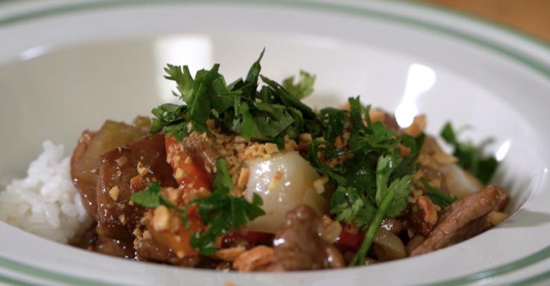 Острая свинина с овощами и арахисом