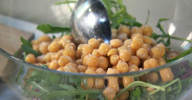 Тунисский салат с курицей и нутом