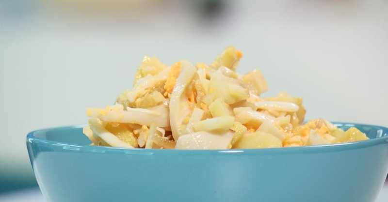 Салат с яблоком, яйцом и кальмаром