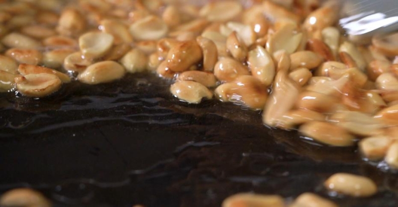 Острая свинина с овощами и арахисом