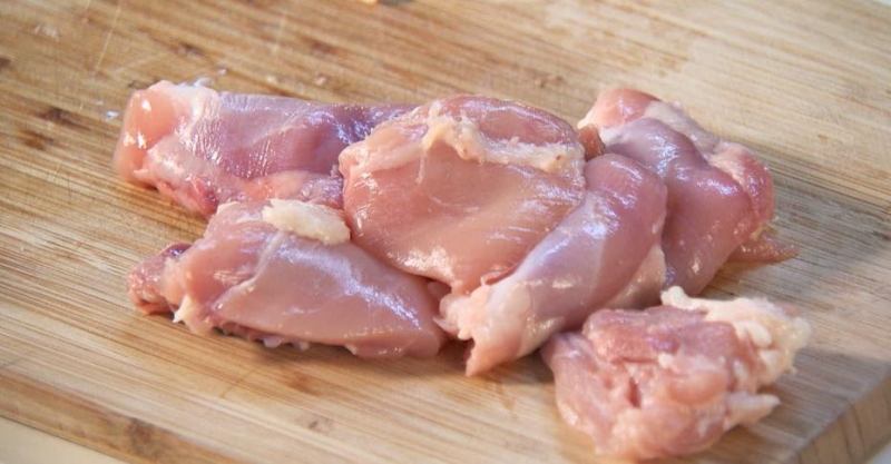 Тайский салат с курицей и манго