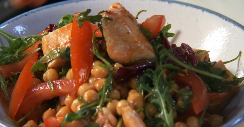 Тунисский салат с курицей и нутом