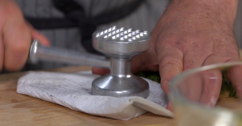 Острая свинина с овощами и арахисом