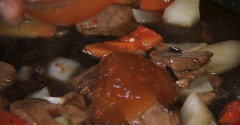 Острая свинина с овощами и арахисом