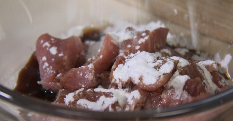 Острая свинина с овощами и арахисом