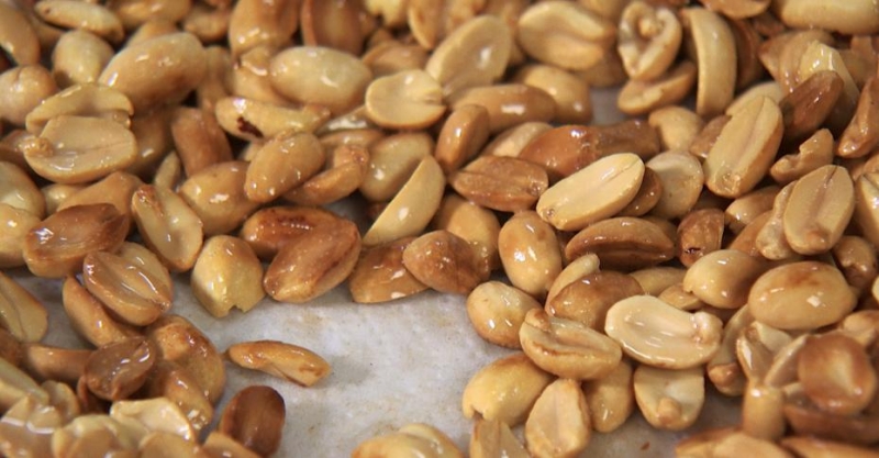 Острая свинина с овощами и арахисом