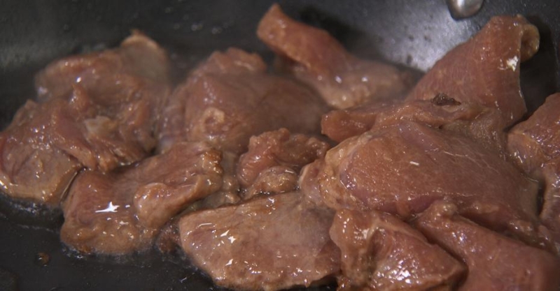 Острая свинина с овощами и арахисом