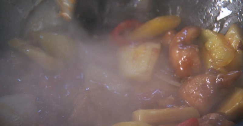 Вок из курицы и ананаса