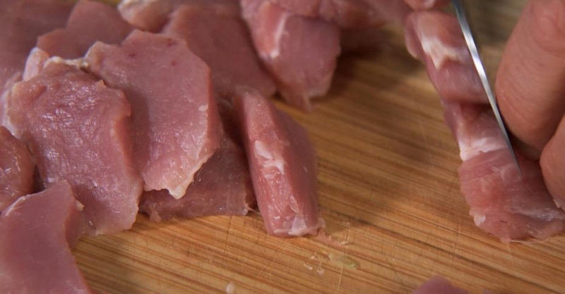 Острая свинина с овощами и арахисом