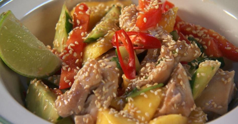 Тайский салат с курицей и манго
