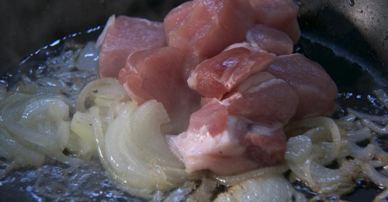 Гуляш из свинины с картофелем и шампиньонами