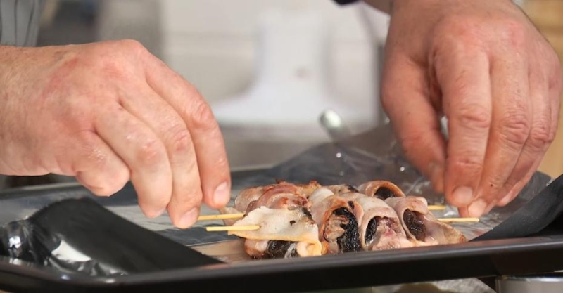 Печёнка по-строгановски, с фасолью и сладким чили, шашлыки с черносливом