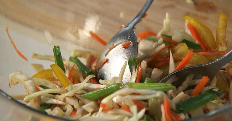 Вьетнамский салат с курицей и арахисом