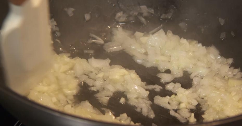 Паэлья с морепродуктами и зелёным горошком