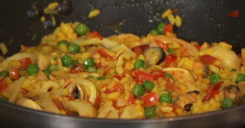 Паэлья с морепродуктами и зелёным горошком