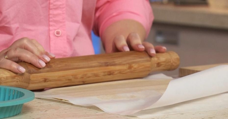 Пирог со сливами и творогом