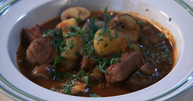 Гуляш из свинины с картофелем и шампиньонами