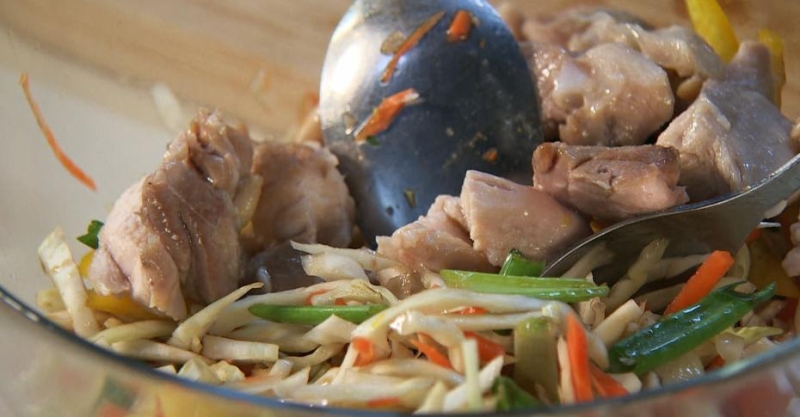 Вьетнамский салат с курицей и арахисом