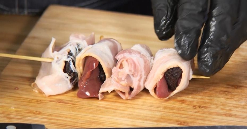 Печёнка по-строгановски, с фасолью и сладким чили, шашлыки с черносливом