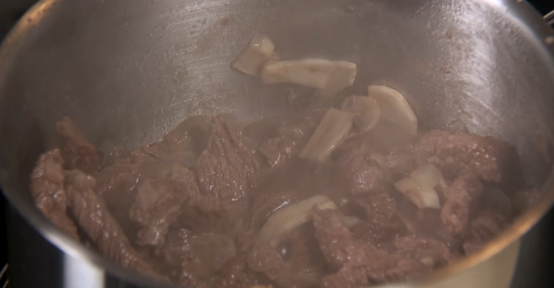 Паста с соусом из говядины и шампиньонами