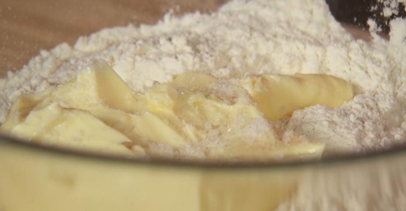 Пирог со сливами и творогом