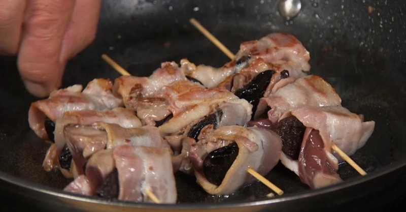 Печёнка по-строгановски, с фасолью и сладким чили, шашлыки с черносливом