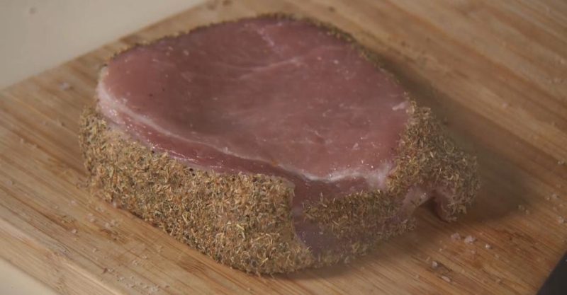 Свиной эскалоп с соусом из лисичек