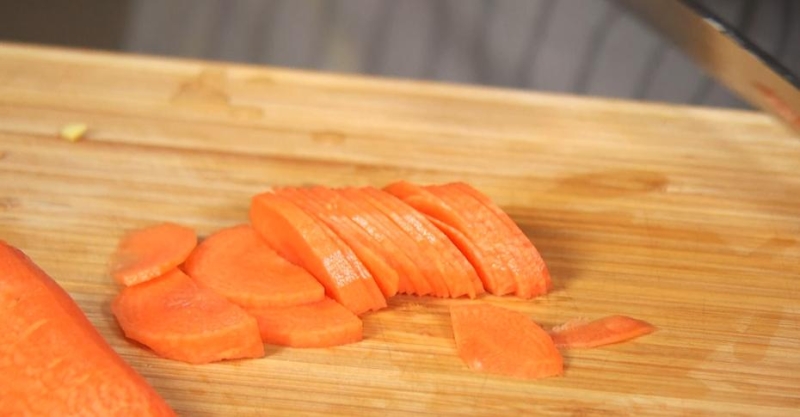 Печёнка по-строгановски, с фасолью и сладким чили, шашлыки с черносливом