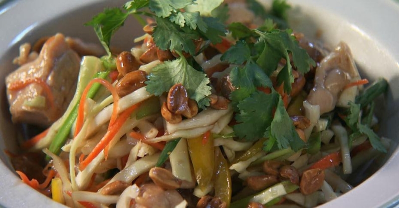 Вьетнамский салат с курицей и арахисом