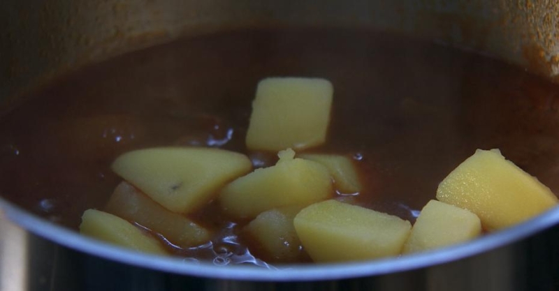 Гуляш из свинины с картофелем и шампиньонами