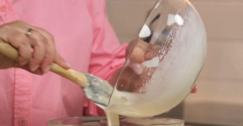 Пирог со сливами и творогом