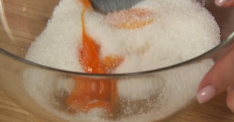 Пирог со сливами и творогом