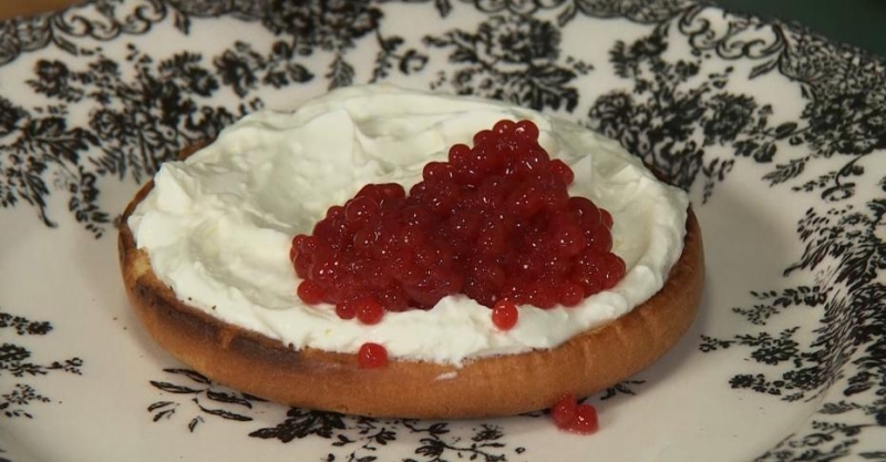 Бутерброды с икрой из ягод