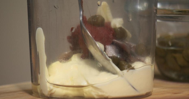 Курица в панировке из чипсов и лёгкий салат