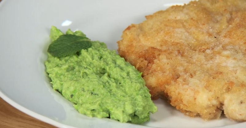 Куриные шницели с «зелёным» гарниром и какао с мороженым