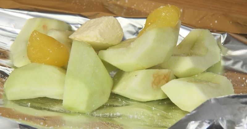 Утиная ножка с мандариновым соусом и гарнир из запечённых яблок