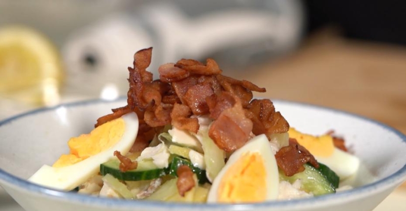 Салат из трески с заправкой из хрена