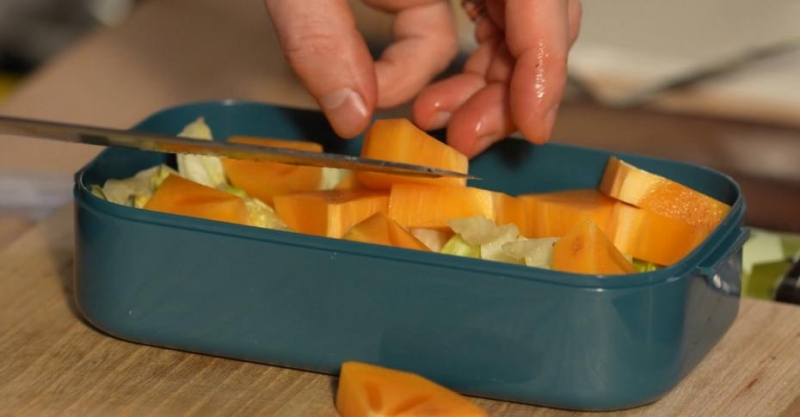 Салат с хурмой и камамбером