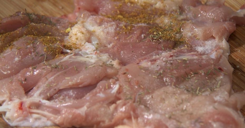 Курица в панировке из чипсов и лёгкий салат